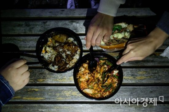 서울 여의도 한강공원에서 열린 밤도깨비야시장을 찾은 시민들이 푸드트럭 음식을 구매해 먹고 있다./강진형 기자aymsdream@