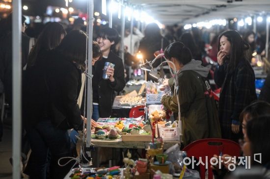 서울 여의도 한강공원에서 열린 밤도깨비야시장을 찾은 시민이 나이트마켓을 둘러보고 있다./강진형 기자aymsdream@