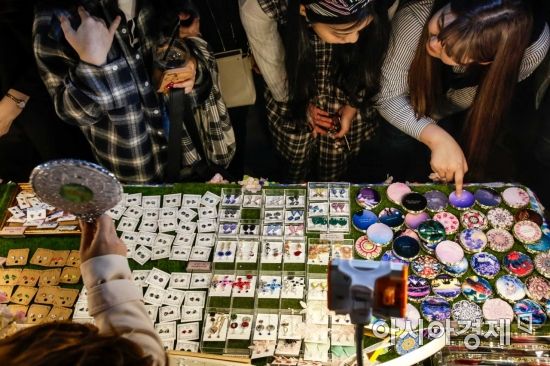 서울 여의도 한강공원에서 열린 밤도깨비야시장을 찾은 시민이 나이트마켓을 둘러보고 있다./강진형 기자aymsdream@