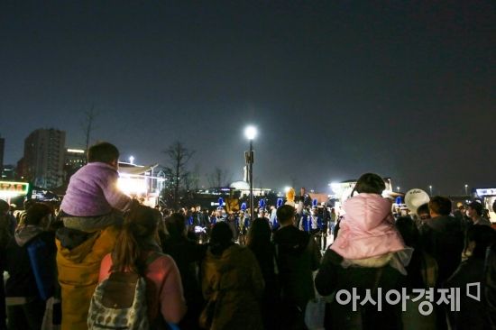 서울 여의도 한강공원에서 열린 밤도깨비야시장을 찾은 시민들이 공연을 즐기고 있다./강진형 기자aymsdream@
