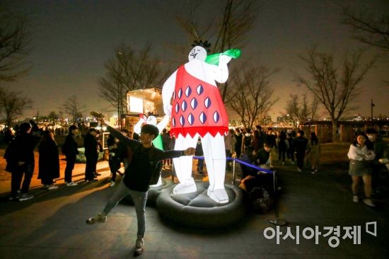30일 서울 여의도 한강공원에서 열린 밤도깨비야시장을 찾은 시민이 나이트마켓을 둘러보고 있다./강진형 기자aymsdream@