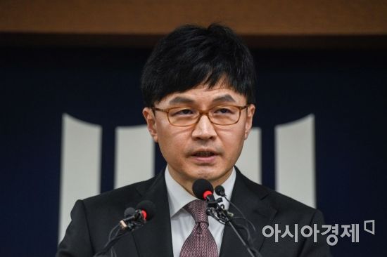 한동훈 서울중앙지검 3차장검사가 9일 서울 서초구 서울중앙지검에서 110억원대 뇌물수수 의혹 등으로 구속된 이명박 전 대통령에 대한 중간 수사 결과를 발표하고 있다./강진형 기자aymsdream@