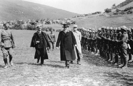 1차대전 당시 그리스 베니젤로스 총리가 전선시찰을 나온 모습.(사진=위키피디아)