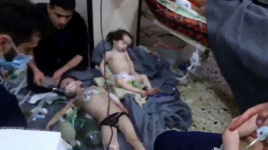 시리아 반군 지역인 동구타 두마에서 정부군의 화학무기 공격이 자행됐다는 보도가 나온 후 8일(현지시간) 두마의 한 병원에서 자원봉사자들이 어린이들을 치료하고 있다. 시리아 반군 활동가들과 구조대는 전날 늦게 이루어진 정부군의 두마 구역 독가스 공격으로  어린이 등 최소 40명이 숨졌다고 주장했다. 일각에선 화학무기 공격 사망자가 100명을 넘었다는 주장도 제기했다. [이미지출처=연합뉴스]