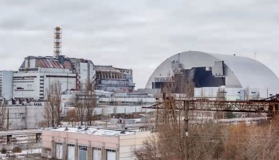 체르노빌 원전은 거대한 반원기둥형 강철 차폐막(오른쪽 반원기둥형 구조물)으로 건물 전체를 덮었습니다. 향후 100년간은 방사능 유출을 막을 수 있습니다.[사진=유튜브 화면캡처].