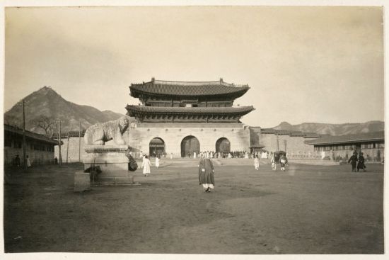 1906~1907년에 쵤영된 광화문의 전경 (사진=국립민속박물관 제공)