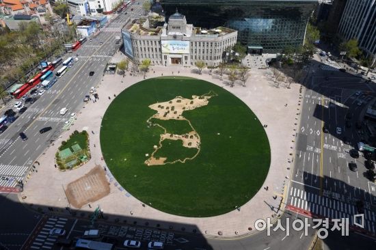 [포토]서울광장에 한반도 형상 '평화의 꽃밭' 생긴다