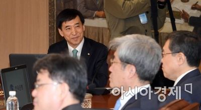 "자금유출 우려"vs"경기침체 가능성"…진퇴양난 한국은행