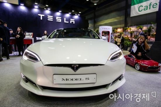 12일 서울 강남구 코엑스에서 열린 'EV 트렌드 코리아 2018'에서 테슬라 MODEL S 가 공개되고 있다./강진형 기자aymsdream@