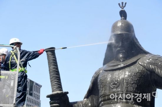 [포토]장군님 향한 물대포! 묵은 때 벗는 이순신 장군