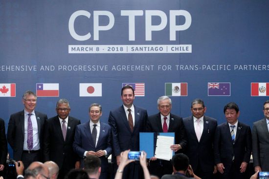 일본을 비롯해 호주, 뉴질랜드, 캐나다, 멕시코, 칠레, 페루, 싱가포르, 베트남, 말레이시아, 브루나이 등 11개국은 지난달 8일(현지시간) 칠레 산티아고에서 메가 자유무역협정(FTA)인 포괄적·점진적 환태평양경제동반자협정(CPTPP)에 공식 서명했다.
    미국은 이들 11개국과 함께 2015년  TPP를 체결했지만 지난해 1월 트럼프 행정부 출범과 함께 탈퇴했다. 나머지 11개국은 일본 주도로 TPP를 수정한 CPTPP를 추진해왔다. [이미지출처=연합뉴스]