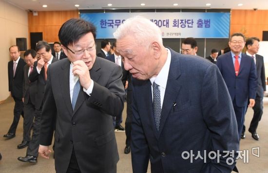 [포토] 회의장으로 향하는 김영주-주진우 회장