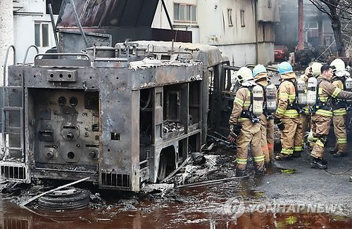 13일 오전 11시47분께 인천시 서구 가좌동 한 화학 공장에서 큰불이 나 진화에 나선 소방차량이 불에 탄채 전소됐다. 사진=연합뉴스