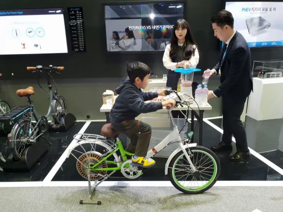 삼성SDI 는 자전거로 믹서에 전기를 공급해 생과일주스를 만들어 마시는 이벤트를 진행했다.