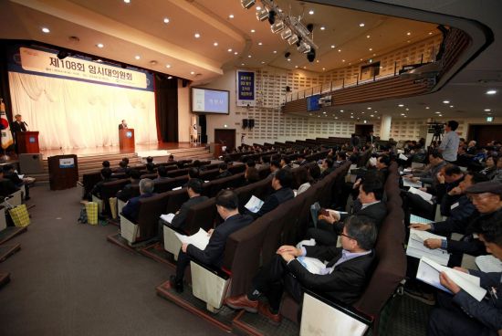 14일 오후 2시 한국교총 컨벤션홀에서 열린 '교총 제108회 임시대의원회'에서 하윤수 회장이 개회사를 하고 있다.