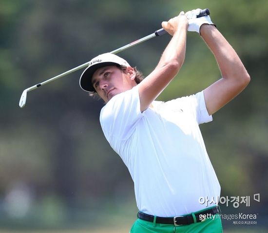 [골프토픽] "티 샷한 공이 새를 맞췄다고?"