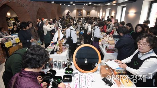 [포토] 명동성당서 열린 '사랑나눔 바자회'