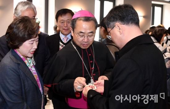 [포토] 바자회에 나온 묵주 살펴보는 손희송 주교