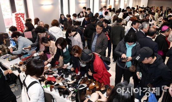 [포토] 북적이는 사랑나눔 바자회