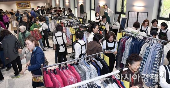 [포토] 북적이는 바자회