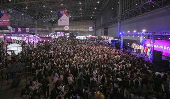 KCON 2018 JAPAN 6만 8천명 운집한 컨벤션 현장에 몰린 일본 관객들