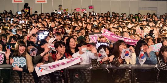 KCON 2018 JAPAN 현장에서 워너원 팬미팅을 기다리고 있는 일본 현지 관객들