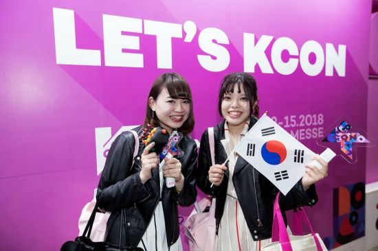KCON 2018 JAPAN 컨벤션을 즐기고 있는 현지 관객들