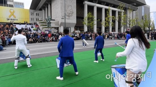 [포토] 거리 공연 펼쳐지는 세종대로