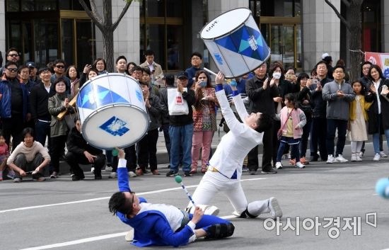 [포토] 거리 공연 즐기는 시민들