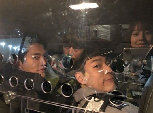 ‘라이브’ 정유미, 지구대원들과 훈훈한 인증샷 “여기 보세요”