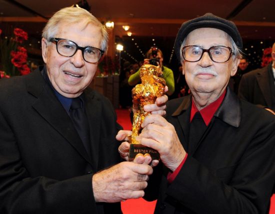 이탈리아 영화 거장 비토리오 타비아니(오른쪽)가 2012년 2월 독일 베를린 영화제에서 영화 '시저 머스트 다이'로 황금곰상을 수상한 후 함께 연출했던 동생 파올로 타비아니와 기념 사진을 찍고 있다. [이미지출처=연합뉴스]