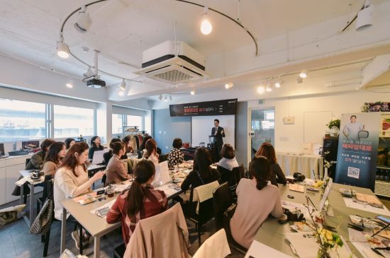 해피콜 '해피맘대로' 2기 발대식에 참석한 주부 고객들이 공식 서포터즈 활동 등에 대한 설명을 듣고 있다.