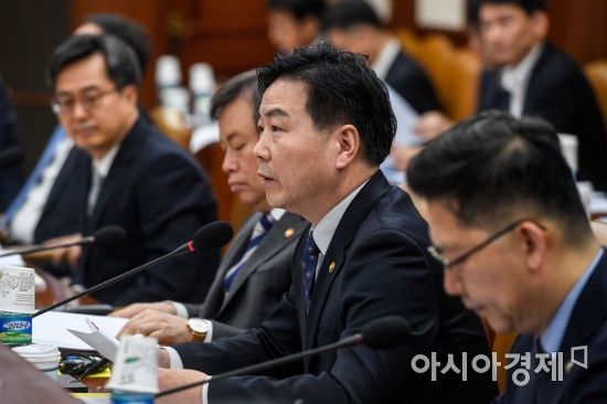 [포토] 업부모고하는 홍종학 장관