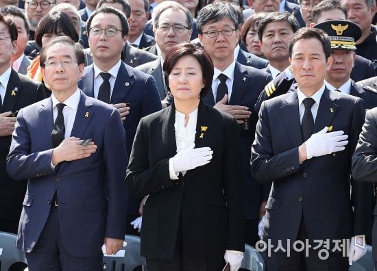 [포토] 국민의례하는 서울시장 후보들