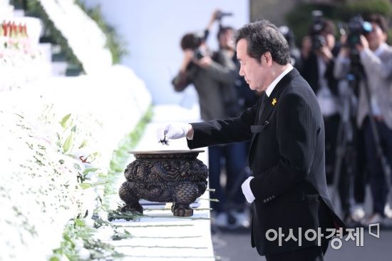 [포토] 헌화하는 이낙연 총리