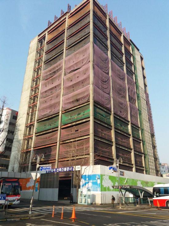 ▲안양 만안구 안양동에 위치한 장기방치 건축물(사진 제공: 경기도)