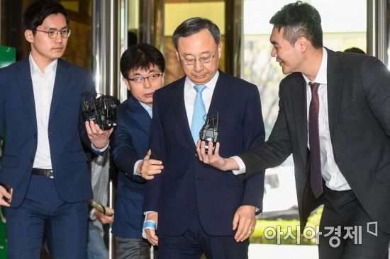 [포토] 정치자금법 위반 혐의 황창규 KT 회장 경찰 출석