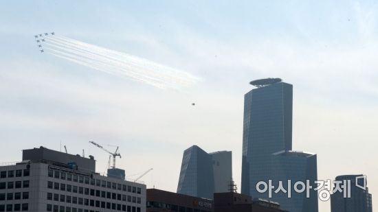 [포토] 여의도 국회의사당 상공서 블랙이글스 비행
