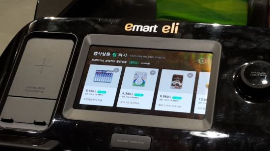 자율주행 쇼핑카트 ‘일라이’가 행사 상품을 소개하고 있다.