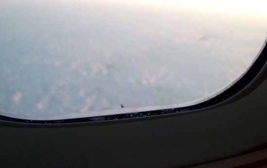 비행기의 창에 뚫린 구멍.3중창의 가운데 유리창에 뚫려 있습니다.[사진=유튜브 화면캡처]
