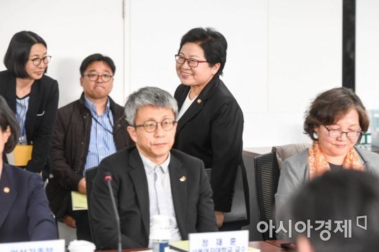 [포토] 범정부 성폭력 근절 추진 협의회 참석한 정현백 여가부 장관