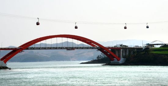 [조용준의 여행만리]만선의 기쁨일까…죽방렴엔 'V' 금빛 물결