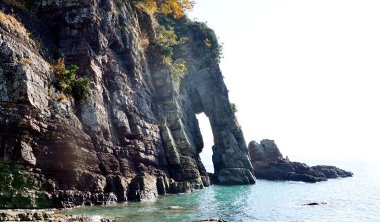 [조용준의 여행만리]만선의 기쁨일까…죽방렴엔 'V' 금빛 물결