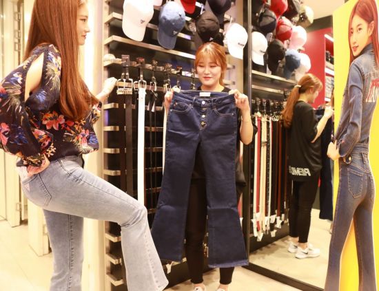 롯데백화점 광주점 5층 청바지 전문 브랜드 게스매장에서 고객이 올 유행 아이템 나팔바지를 시착해 보고 있다. 사진=롯데백화점 광주점