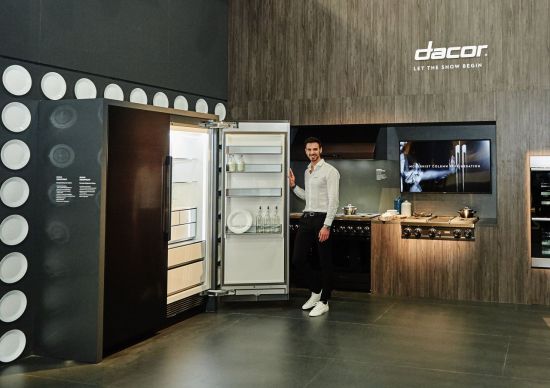 삼성전자는 이탈리아 밀라노에서 17일에서 22일까지 개최되는 유로쿠치나 2018에서 2016년 인수한 럭셔리 가전 브랜드 데이코의 최상위 제품인 모더니스트 라인업을 전시했다. 삼성전자 모델이 냉장고 내부에 포슬린을 적용해 심미적 가치와 내구성을 높인 데이코 빌트인 냉장고를 소개하고 있다.