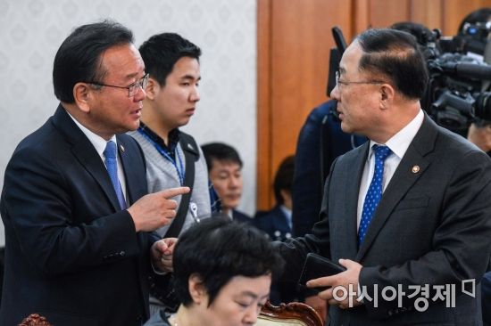 [포토] 의견 나누는 김부겸 장관-홍남기 국무조정실장
