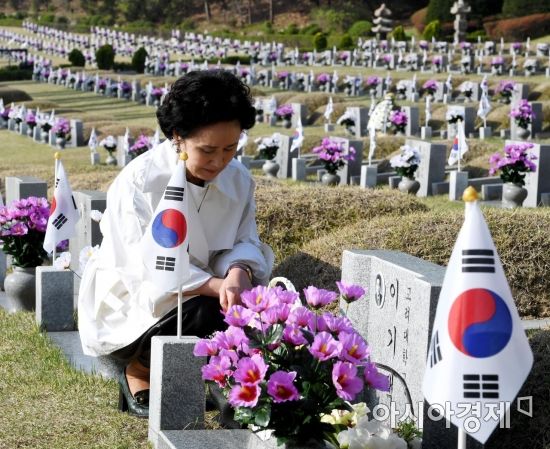 [포토] 남편 추모하는 4.19혁명 유가족