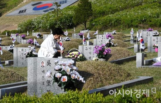 [포토] '남편을 기리며'