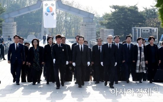 [포토] 4.19민주묘지 참배하는 정세균 국회의장과 여야의원들