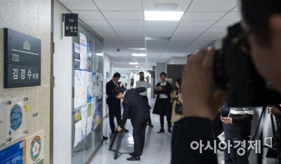 [포토] 취재진 몰린 김경수 의원실